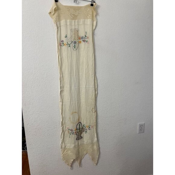 Crochet basket lace edged embroidered table runner - Picture 2 of 10